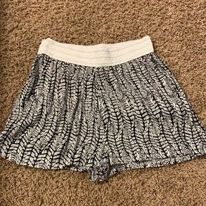 BLACK AND WHITE FLOWY SHORTS